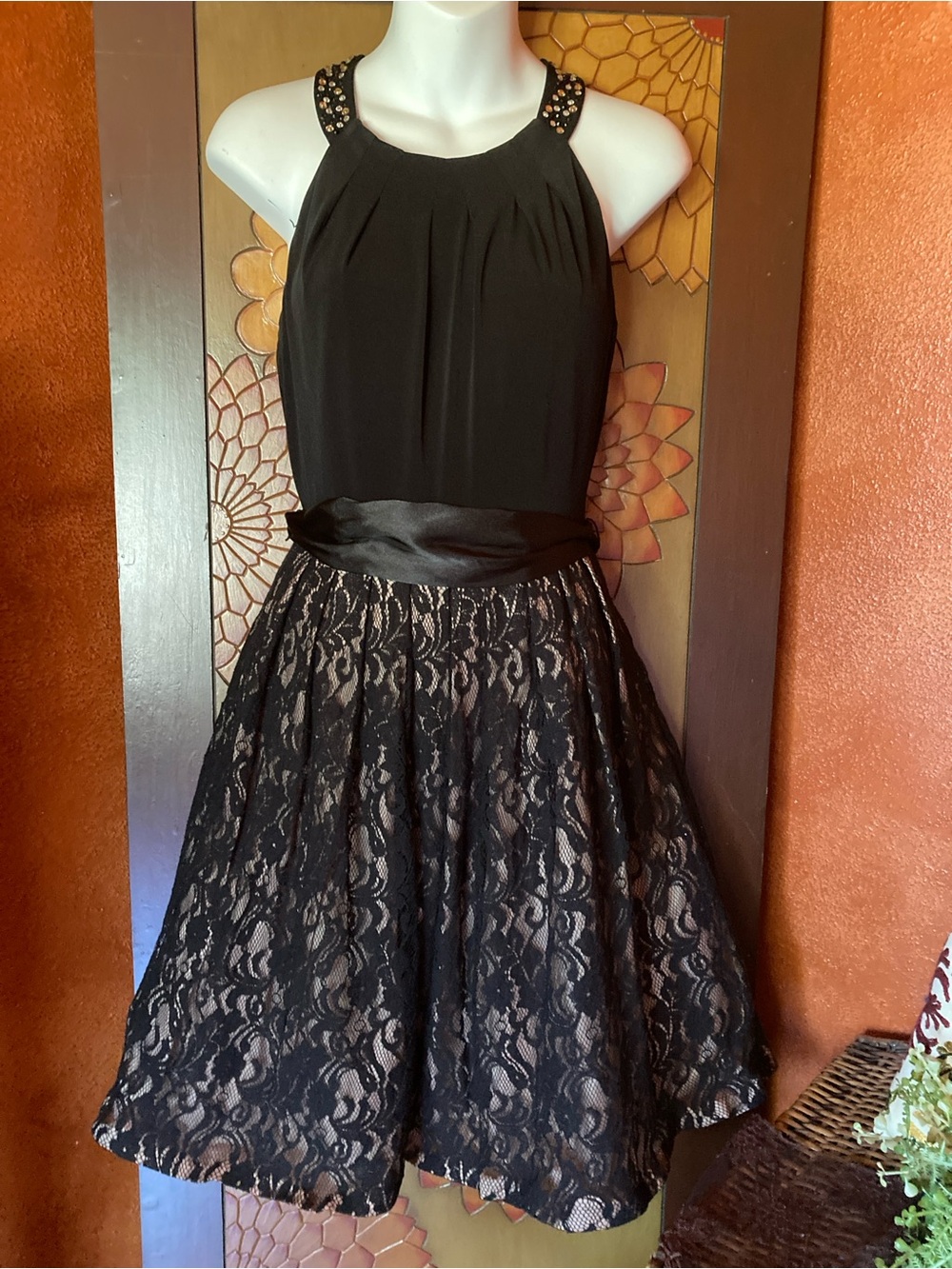 JH Evenings Size 4 sleeveless black flared lace skirt cocktail dress
